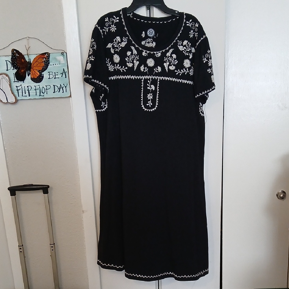 Double D Embroidered Short-Sleeve Black Dress
